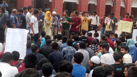 ৬ শিক্ষার্থীকে বহিষ্কারের দাবিতে দ্বিতীয় দিনেও উত্তাল বুয়েট