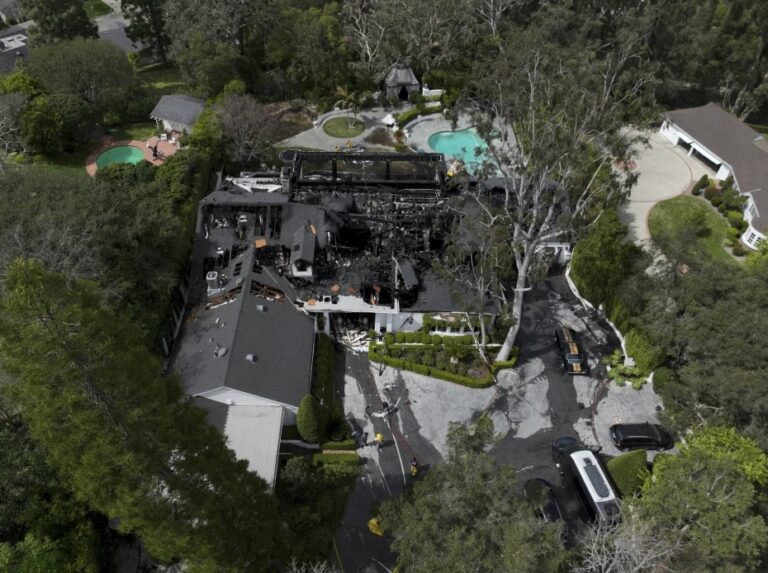 আগুনে পুড়ে ছাই হলিউড অভিনেত্রীর ৭৭ কোটির বিলাসবহুল বাড়ি আগুনে পুড়ে ছাই হলিউড অভিনেত্রীর ৭৭ কোটির বিলাসবহুল বাড়ি