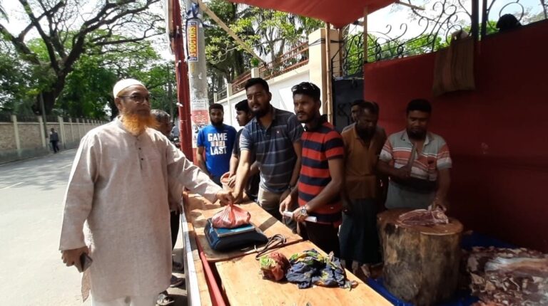 ডিবি পুলিশের সহযোগিতায় কেজিতে ১০০ টাকা কমে গরুর মাংস বিক্রি