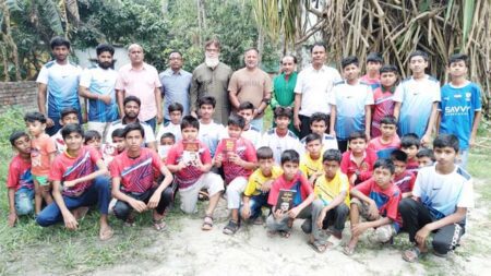 যশোর ফরোয়ার্ড বয়েজের ক্রীড়া সামগ্রী বিতরণ