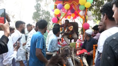 সু-সজ্জিত ঘোড়া গাড়িতে চড়ে বিদায় নিলেন প্রধান শিক্ষক সু-সজ্জিত ঘোড়া গাড়িতে চড়ে বিদায় নিলেন প্রধান শিক্ষক