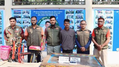চালককে ছুরিকাঘাত করে ভ্যান ছিনতাইয়ের অভিযোগে একজন আটক