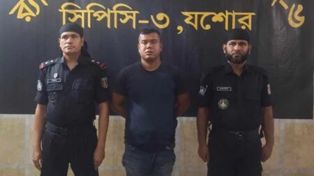 খড়ের গাদায় লুকিয়ে রাখা ফেনসিডিলসহ আটক ১