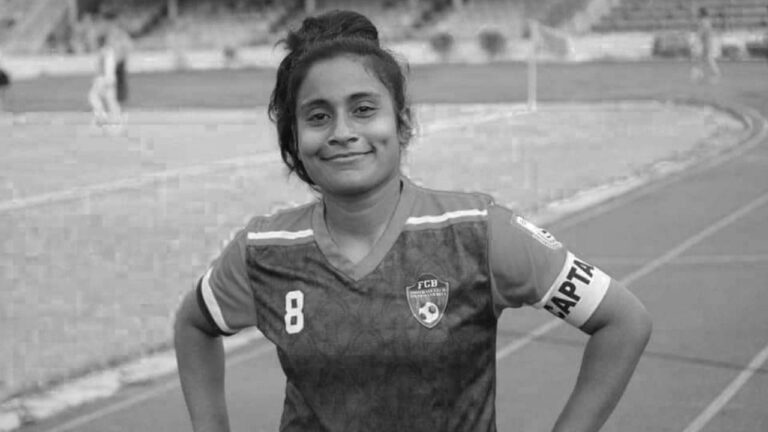 সন্তান প্রসবের পর মারা গেলেন সাফজয়ী নারী ফুটবলার সন্তান প্রসবের পর মারা গেলেন সাফজয়ী নারী ফুটবলার