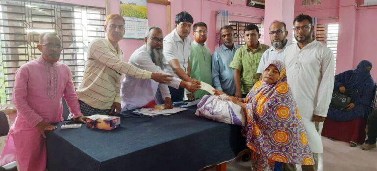 ঝিকরগাছায় প্রাথমিক শিক্ষক সমিতির ঈদ সামগ্রী বিতরণ