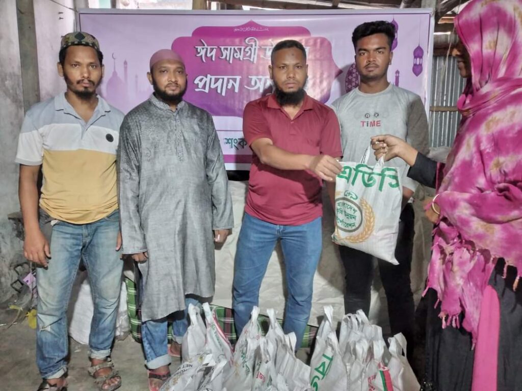 শংকরপুর মানবিক যুব সংগঠনের ঈদ উপহার বিতরণ