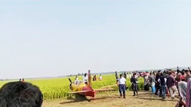 বিলের মধ্যে নামলো বিমান! বিলের মধ্যে নামলো বিমান!