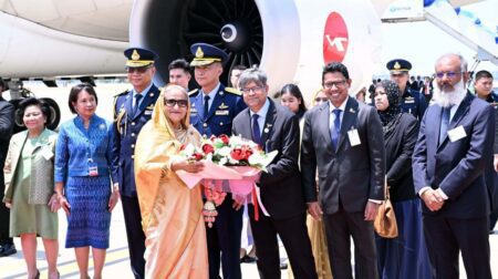 থাইল্যান্ডে প্রধানমন্ত্রীকে লাল গালিচা সংবর্ধনা