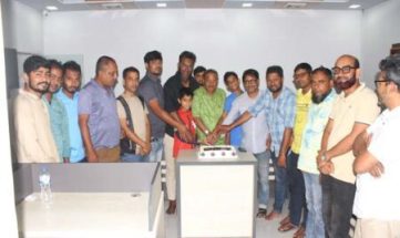 পত্রিকা দপ্তরে কেক কাটার আয়োজন করা হয়