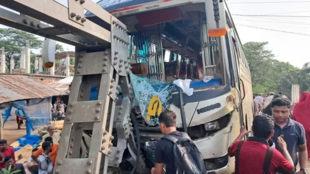 বাগেরহাটে সেতুর রেলিংয়ে বাসের ধাক্কা, যান চলাচল বন্ধ ১১ ঘণ্টা