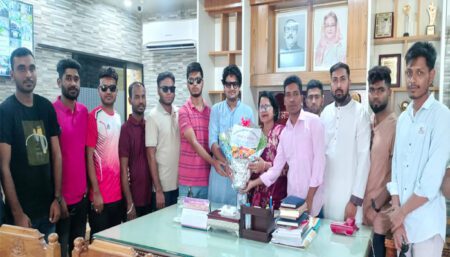 সিনেট সদস্য নির্বাচিত হওয়ায় এমএম কলেজের অধ্যক্ষকে ফুলেল শুভেচ্ছা