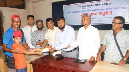 যশোরে সাংবাদিক কল্যাণ ট্রাস্টের চেক বিতরণ