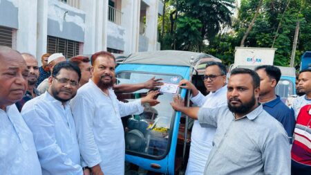 বেনাপোল ইজিবাইক চালকদের লাইসেন্স ও স্মার্ট কার্ড বিতরণ
