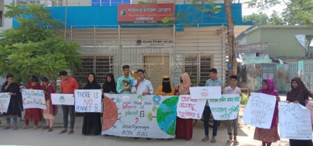শ্যামনগরে ফেস্টুন ও প্লাকার্ড হাতে নিয়ে জলবায়ু ধর্মঘট