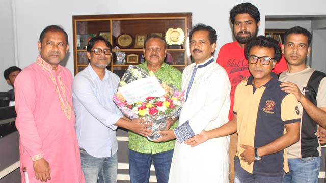 দৈনিক গ্রামের কাগজ সম্পাদক মবিনুল ইসলাম মবিনের নেতৃত্বে পত্রিকার সাংবাদিকরা