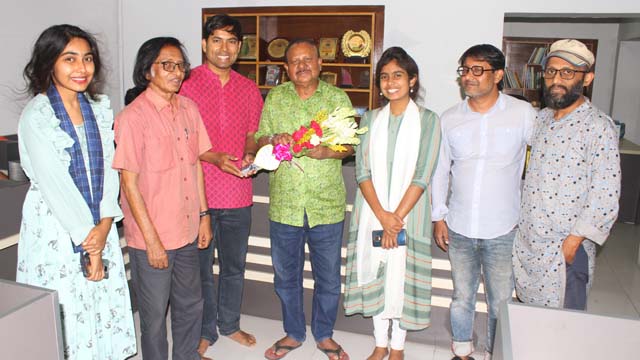 আইডিয়া সমাজ কল্যাণ সংস্থা’র প্রধান উদেষ্টা সহকারী অধ্যাপক হামিদুল হক শাহিনের নেতৃত্বে নাবিলা সুলতানা দিশা, মল্লিকা আফরোজ