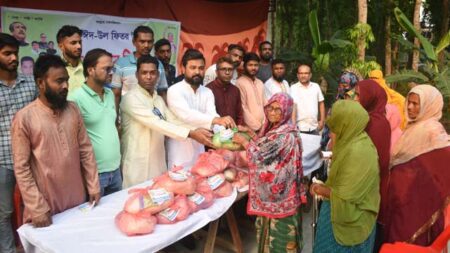 যশোর সদরের আরবপুর ইউনিয়নের বালিয়া ভেকুটিয়া গ্রামে শনিবার সদর উপজেলা স্বেচ্ছাসেবক লীগ নেতা রেজোয়ান ইসলাম রিপন মোড়লের আয়োজনে ঈদ উপহার বিতরণ করেন জেলা স্বেচ্ছাসেবক লীগের সাধারণ সম্পাদক এসএম নিয়ামত উল্লাহ