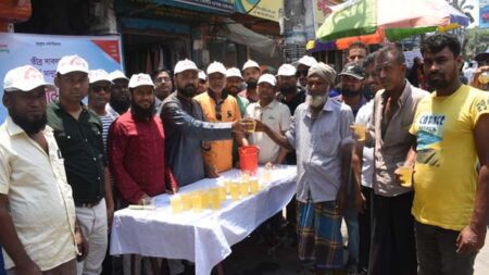 যশোরে স্বেচ্ছাসেবক লীগের পক্ষ থেকে ঠান্ডা শরবত বিতরণ