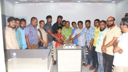 পত্রিকা দপ্তরে কেক কাটার আয়োজন করা হয়