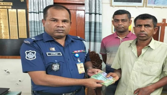 নছিমন চালকের সততায় টাকা ফেরৎ পেল যাত্রী নছিমন চালকের সততায় টাকা ফেরৎ পেল যাত্রী