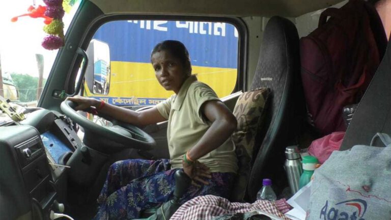 প্রথমবার ট্রাক চালিয়ে ভারতীয় নারী বেনাপোল বন্দরে প্রথমবার ট্রাক চালিয়ে ভারতীয় নারী বেনাপোল বন্দরে