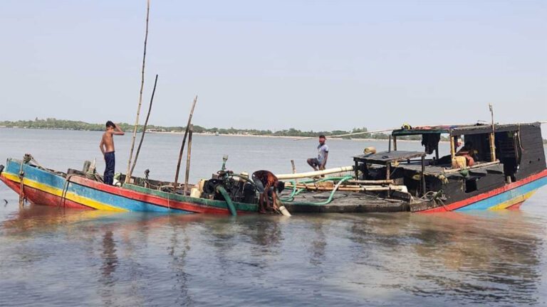 ইছামতির বালু উত্তোলনে ভূখণ্ড হারাচ্ছে বাংলাদেশ ইছামতি নদীতে চলছে বালু উত্তোলন।