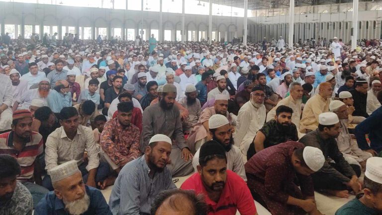জুমাতুল বিদায় মুসল্লিদের ঢল মসজিদে