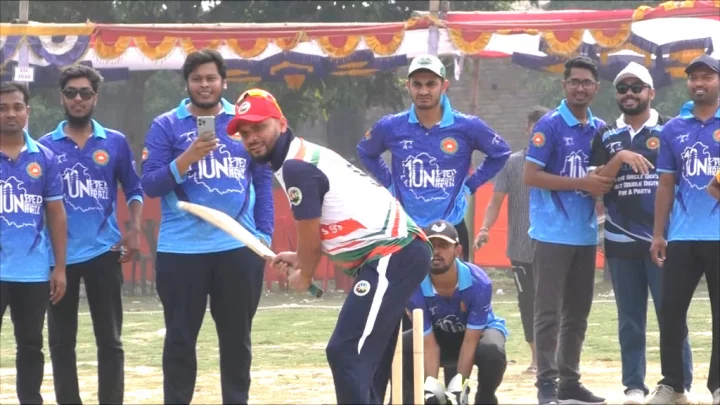 বাল্যবন্ধুদের সঙ্গে ক্রিকেট খেলে ঈদ আনন্দ করলেন মাশরাফি বাল্যবন্ধুদের সঙ্গে ক্রিকেট খেলে ঈদ আনন্দ করলেন মাশরাফি