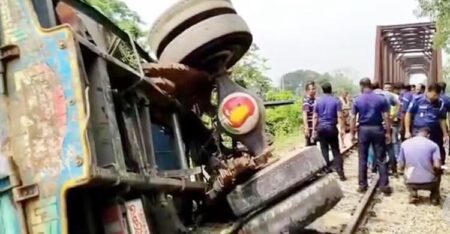 ঢাকা-চট্টগ্রাম রেলপথের ফেনীতে একটি বালুভর্তি ট্রাকে রেলের ধাক্কায় আহত আরও চারজন মারা গেছেন। এ নিয়ে নিহতের সংখ্যা বেড়ে দাঁড়ালো ছয়জনে।