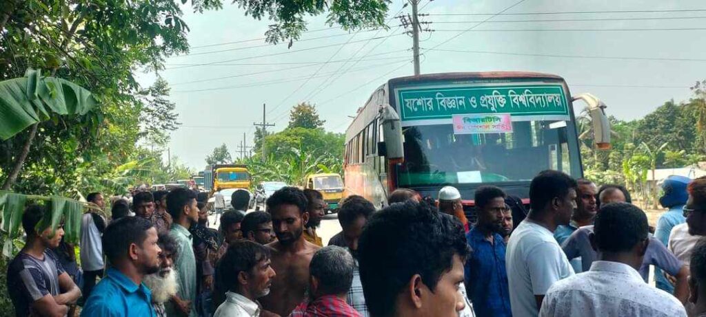 রাস্তা থেকে শিক্ষার্থী তোলা নিয়ে যবিপ্রবির বাস চালককে মারপিট, আটক দুই