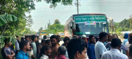রাস্তা থেকে শিক্ষার্থী তোলা নিয়ে যবিপ্রবির বাস চালককে মারপিট, আটক দুই