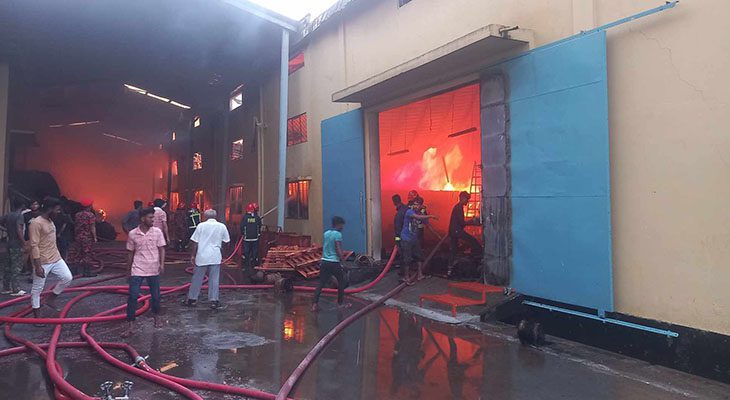 খুলনায় জুট মিলে আগুন, নিয়ন্ত্রণে ১১ ইউনিট খুলনায় জুট মিলে আগুন, নিয়ন্ত্রণে ১১ ইউনিট