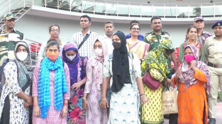 ভারতে পাচার হাওয়া ৮ বাংলাদেশি নারীকে বেনাপোলে হস্তান্তর