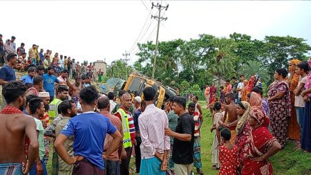 ধানবোঝাই ট্রাক উল্টে গেল দুই শ্রমিকের প্রাণ