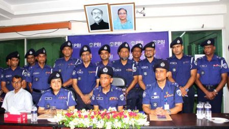 শুক্রবার পিবিআই যশোর কার্যালয়ে সাংবাদিকদের সাথে মতবিনিময় করেন মহাপরিচালক বনজ কুমার মজুমদার