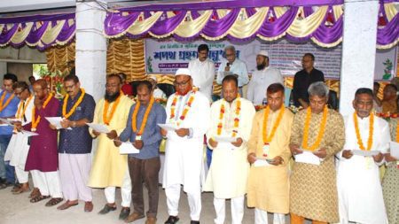 যশোরে পরিবহন সংস্থা শ্রমিক ইউনিয়নের বিজয়ীদের শপথ