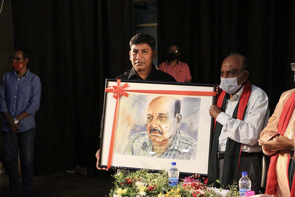 বরেণ্য এই সাহিত্যিক হোসেনউদ্দিন হোসেনকে ২০২২ সালে যশোর শিল্পকলা একাডেমিতে ৩ মে দৈনিক কল্যাণের ৩৮তম প্রতিষ্ঠাবার্ষিকীতে সম্মাননা প্রদান করা হয়।