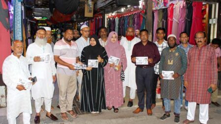 কল্যাণ : যশোর সদর উপজেলা পরিষদের নির্বাচন উপলক্ষে চেয়ারম্যান পদপ্রার্থী ফাতেমা আনোয়ার মঙ্গলবার কালেক্টরেট মার্কেটে লিফলেট বিতরণ করেন