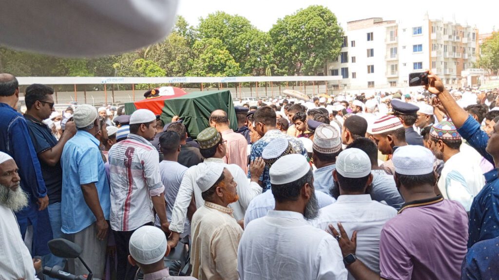 নানার কবরে চিরনিদ্রায় শায়িত পাইলট আসিম জাওয়াদ