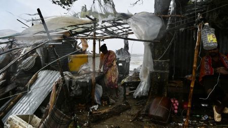 রেমালের তাণ্ডবে দীর্ঘ ক্ষতির মুখে দক্ষিণাঞ্চল