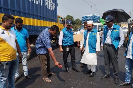 কল্যাণ : যশোর-নড়াইল মহাসড়কের বিটুমিন গলার ঘটনা তদন্তে মাঠে নেমেছেন দুদক কর্মকর্তারা। বৃহস্পতিবার দুপুরে সড়কের বিভিন্ন অংশ তাঁরা পরীক্ষা-নিরীক্ষা করে দেখেন