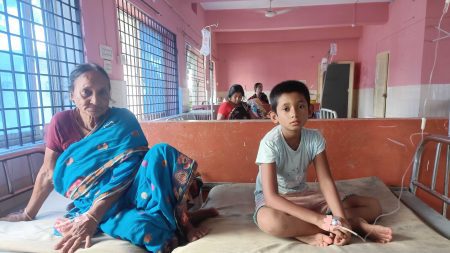 অসুস্থদের কালীগঞ্জ উপজেলা স্বাস্থ্য কমপ্লেক্সে ভর্তি করা হয়। ছবি