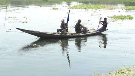 যশোরের বেনাপোল সীমান্তে ইছামতী নদীতে নৌকায় বিজিবি সদস্যদের সতর্ক অবস্থান। ছবি: