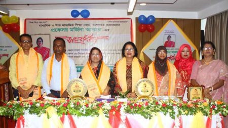 নারী প্রধান শিক্ষকদের মিলনমেলায় রূপ নেয় বোর্ড চেয়ারম্যানের সংবর্ধনা অনুষ্ঠান মাধ্যমিক ও উচ্চ মাধ্যমিক শিক্ষা বোর্ড যশোরের নবাগত চেয়ারম্যান প্রফেসর মর্জিনা আক্তারকে সংবর্ধনা প্রদান করেছে খুলনা বিভাগের নারী প্রধান শিক্ষকবৃন্দ