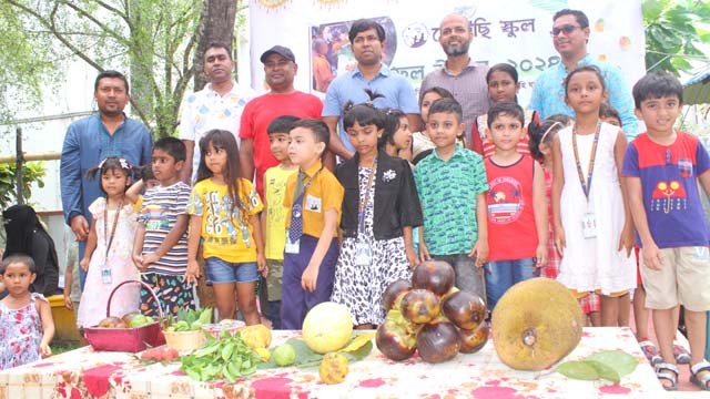 মৌমাছি স্কুলে ফল উৎসব