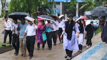 বৃষ্টিতে দুর্ভোগে পড়ে এইচএসসি পরীক্ষার্থীরা