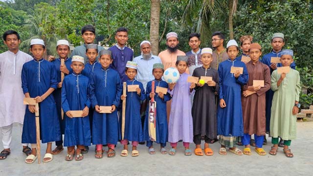 কায়েমকোলা মাদরাসা ও এতিমখানার শিশুদের ঈদ উপহার প্রদান