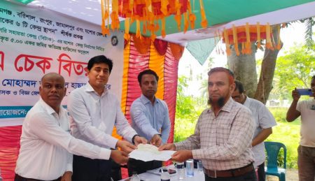 বিটাক যশোর কেন্দ্রের জমি অধিগ্রহণ শেষে ক্ষতিগ্রস্তদের মাঝে চেক বিতরণ