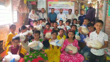 ঝিকরগাছায় দরিদ্র শিক্ষার্থীরা পেল ঈদ উপহার