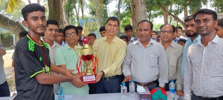 যশোরের ঝিকরগাছা এমএল মডেল হাইস্কুলে আন্তঃস্কুল ক্রিকেট টুর্নামেন্ট অনুষ্ঠিত হয়েছে। আট দলীয় এ টুর্নামেন্টে সোমবার (১০ জুন) ছিল ফাইনাল খেলা। এতে ক্যাপ্টেন নাসিফের দলকে ১ রানে হারিয়ে চ্যাম্পিয়ন হয়েছে ক্যাপ্টেন আসিফের দল।